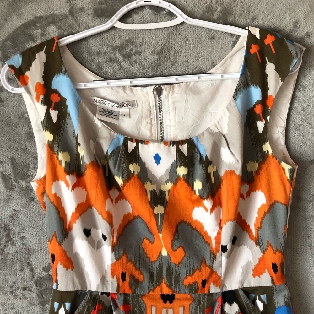 Maggie London Women Dress Size 4 Scoop Neck Sleeveless Artsy Zipper Fitted - Picture 3 of 14